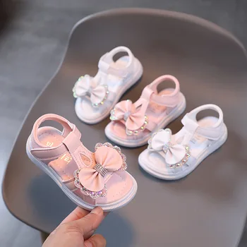 Однотонная обувь принцессы для девочек, летние Новые детские сандалии для отдыха с жемчугом и бантом, с открытым носком, вентилируемые