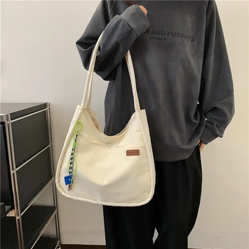 Простая повседневная женская однотонная универсальная сумка из нейлоновой ткани на одно плечо, модные новые сумки для хранения в пригородных поездах.