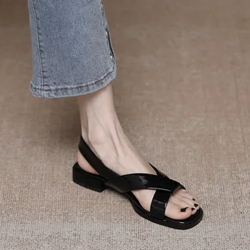 Женские босоножки черного цвета на низком каблуке, повседневные летние туфли-гладиаторы